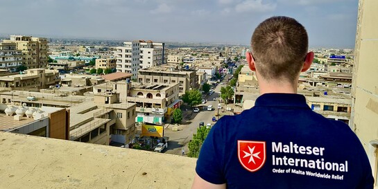 Ein Helfer der Malteser blickt auf ein Krankenhaus in Port Sudan