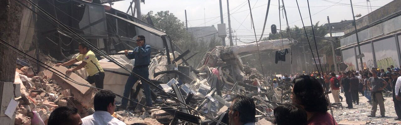 Ein Erdbeben in Mexiko hat viele Häuser zerstört und Todesopfer gefordert. Auf dem Bild stehen viele der Betroffenen vor Häuserruinen.