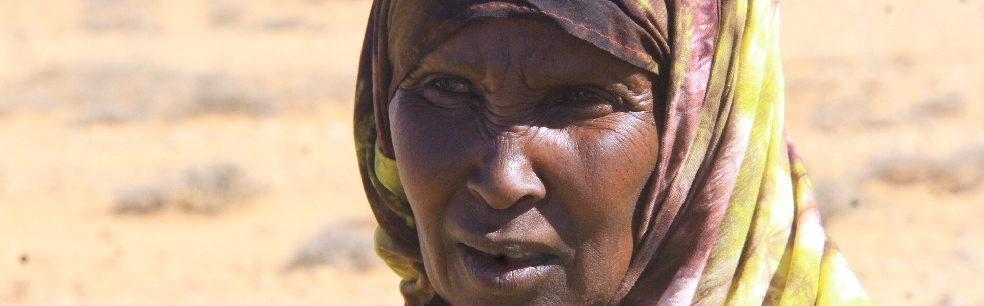 Eine Frau in Somalia, die aufgrund der Dürre ihre Viehzucht verloren hat