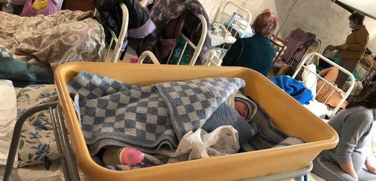 Neugeborene und ihre Mütter in einer Notunterkunft Neugeborene und ihre Mütter in einer Notunterkunft