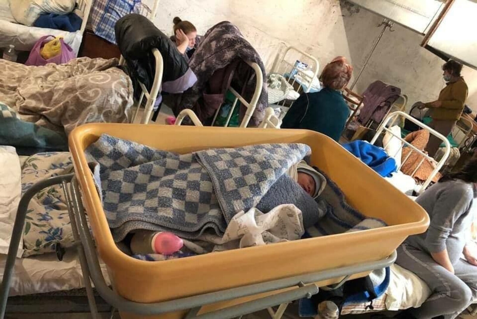 Neugeborene und ihre Mütter in einer Notunterkunft
