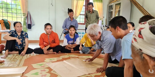 Bewohnerinnen und Bewohner des Dorfs Ke in Vietnam beraten über die Aufteilung von Nutzflächen