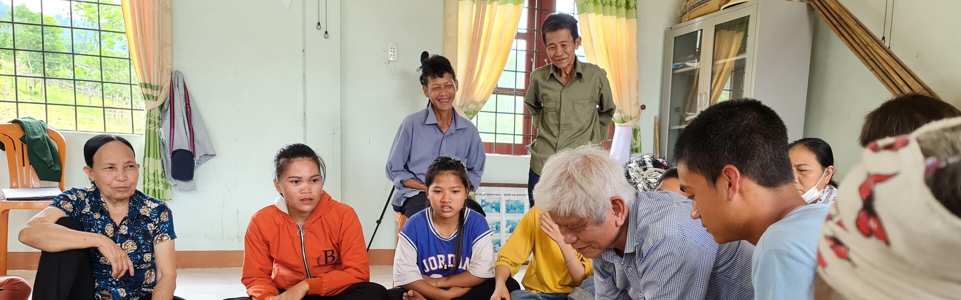 Bewohnerinnen und Bewohner des Dorfs Ke in Vietnam beraten über die Aufteilung von Nutzflächen