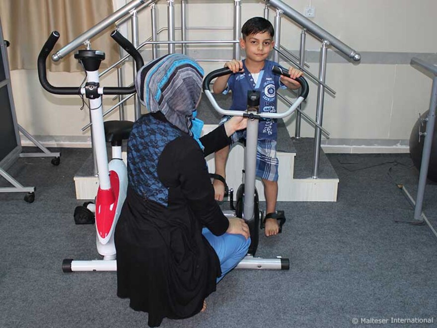 Die Physiotherapie war erfolgreich. Zu Beginn konnte Habib nicht alleine gehen. Durch Übungen und ausdauerndes Training kann er sich nun wieder ohne fremde Hilfe fortbewegen