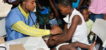 Arzt behandelt Kind mit Cholera