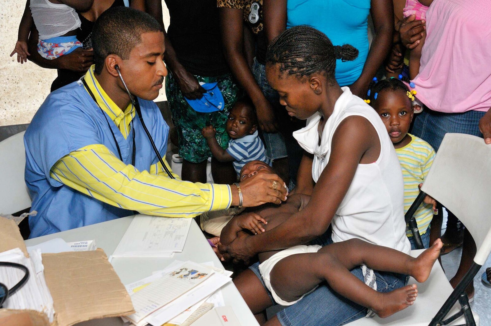 Arzt behandelt Kind mit Cholera