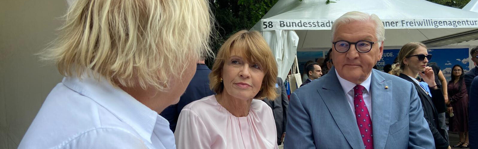 Bundespräsident Frank-Walter Steinmeiner und seine Frau Elke Büdenbender im Gespräch mit einer Mitarbeiterin von Aktion Deutschland Hilft Bundespräsident Frank-Walter Steinmeiner und seine Frau Elke Büdenbender im Gespräch mit einer Mitarbeiterin von Aktion Deutschland Hilft