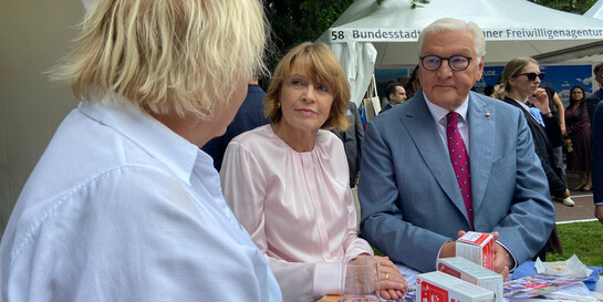 Bundespräsident Frank-Walter Steinmeiner und seine Frau Elke Büdenbender im Gespräch mit einer Mitarbeiterin von Aktion Deutschland Hilft