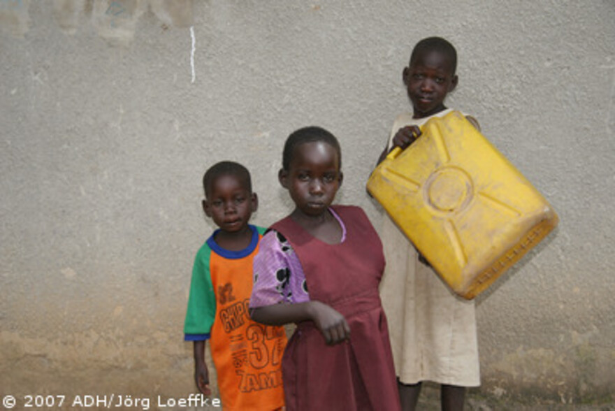 Flut Afrika: Kinder mit Wasserkanister