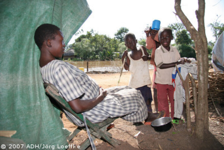 Flut Afrika: schwangere Frau mit Kindern