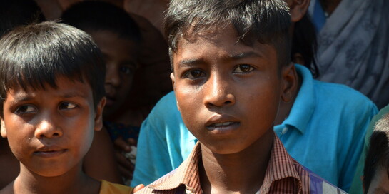 Zwei Kinder in einem Lager für Flüchtlinge in Bangladesch