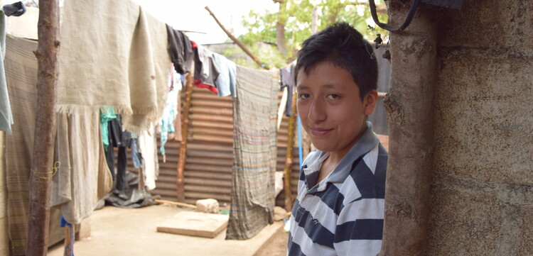 In Guatemela nimmt Luis an einem Projekt zur Katastrophenvorsorge teil In Guatemela nimmt Luis an einem Projekt zur Katastrophenvorsorge teil