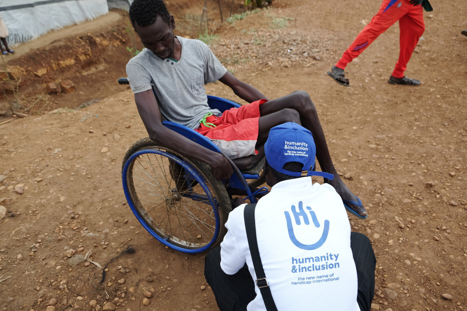 Süsudan: Khamis hat von HI einen Rollstuhl bekommen