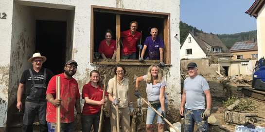 Helferinnen und Helfer im Ahrtal bei Aufräumarbeiten nach der Hochwasserkatastrophe