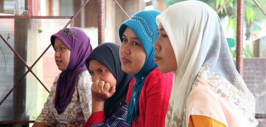 In Indonesien sind nach dem Tsunami viele Schulen zerstört. Frauen lernen lesen und schreiben, um einen Beruf zu ergreifen.
