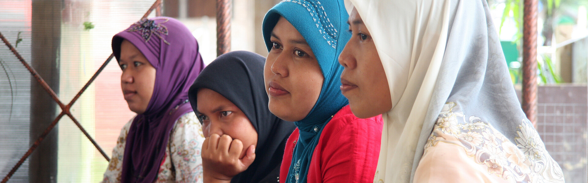 In Indonesien sind nach dem Tsunami viele Schulen zerstört. Frauen lernen lesen und schreiben, um einen Beruf zu ergreifen.