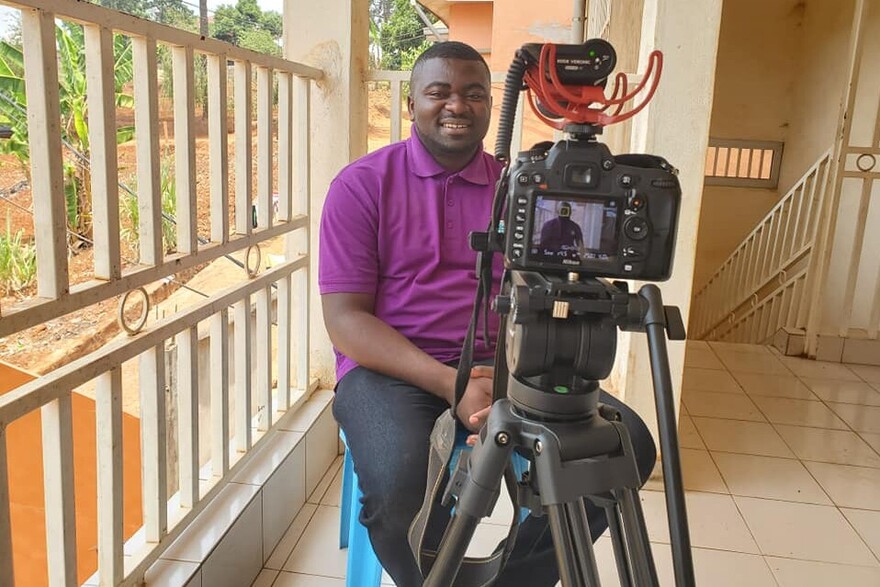 Dzevam Godlove, Helfer von Draufsicht Bamenda, klärt in einem Video über COVIV-19 auf Dzevam Godlove, Helfer von Draufsicht Bamenda, klärt in einem Video über COVIV-19 auf