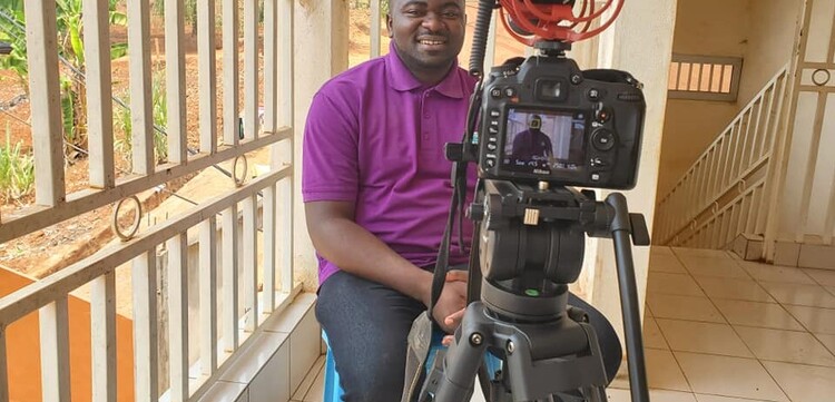Dzevam Godlove, Helfer von Draufsicht Bamenda, klärt in einem Video über COVIV-19 auf