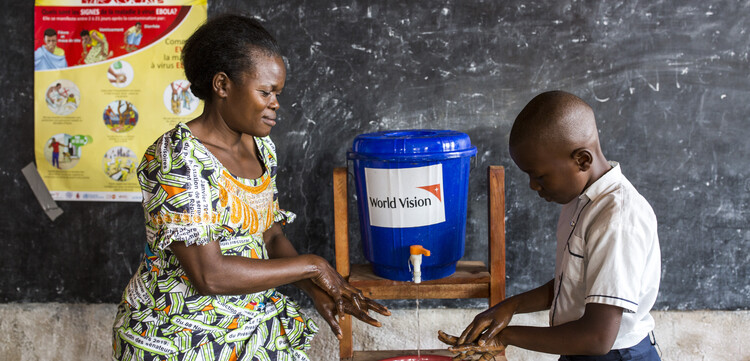 Ebola mit Hygiene vorbeugen: Eine Lehrerin in der DR Kongo zeigt das richtige Händewaschen Ebola mit Hygiene vorbeugen: Eine Lehrerin in der DR Kongo zeigt das richtige Händewaschen