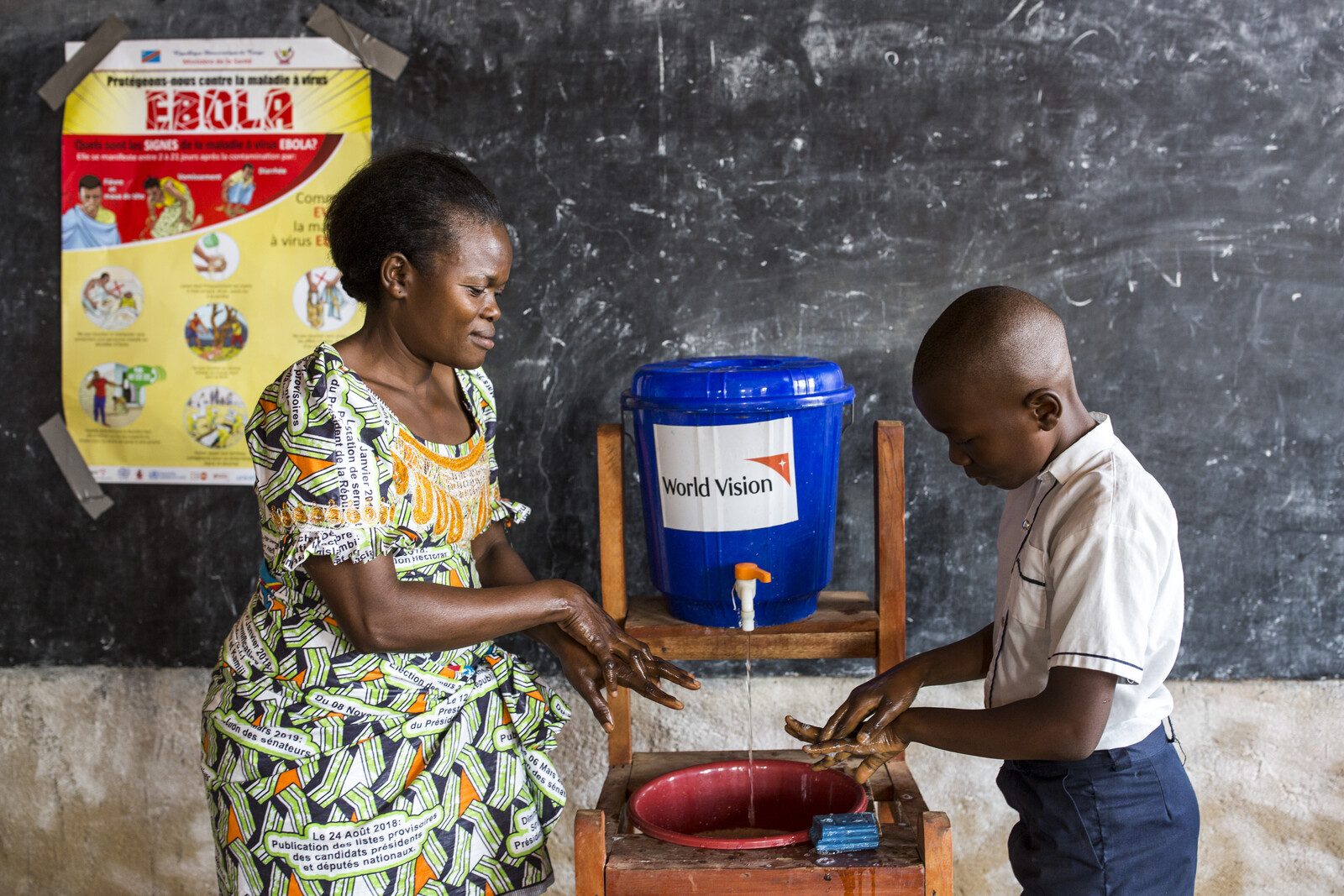 Ebola mit Hygiene vorbeugen: Eine Lehrerin in der DR Kongo zeigt das richtige Händewaschen