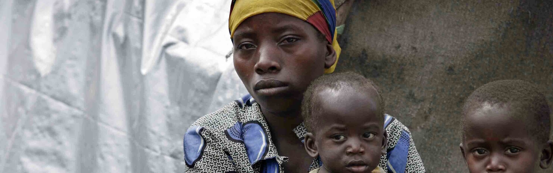 Eine Frau im Kongo mit ihren kleinen Kindern