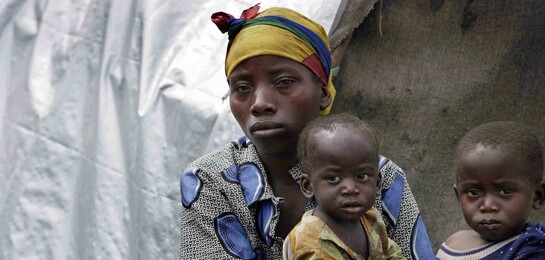 Eine Frau im Kongo mit ihren kleinen Kindern
