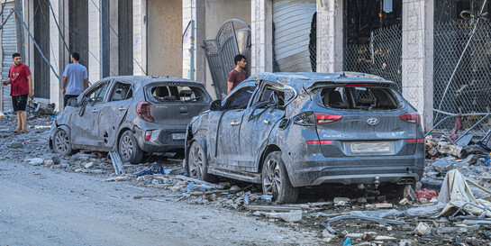 Palästinenser inspizieren ihre Autos, nachdem sie durch einen israelischen Luftangriff auf Gaza-Stadt zerstört wurden
