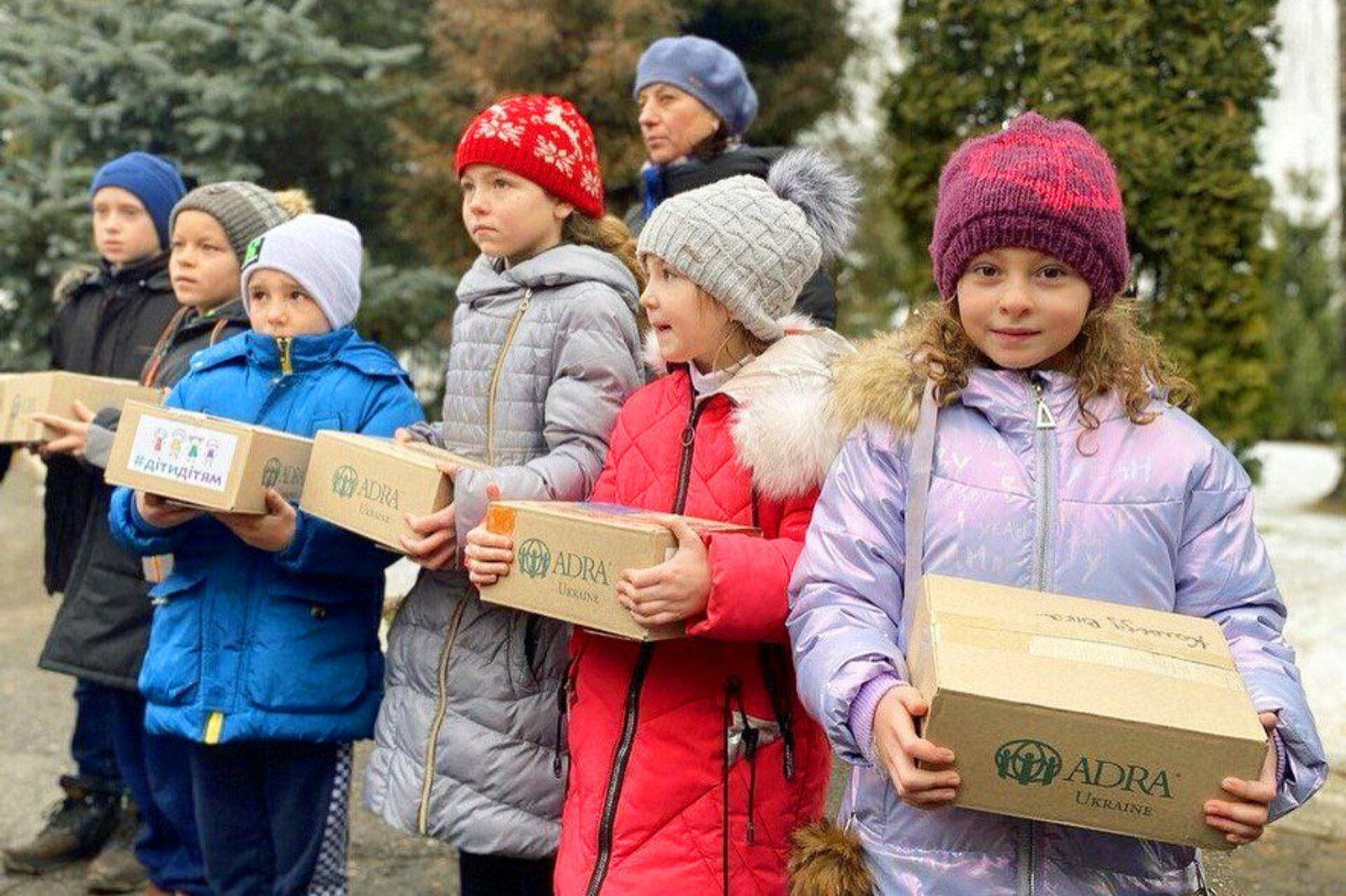 Ukrainische Kinder mit Hilfspaketen von ADRA