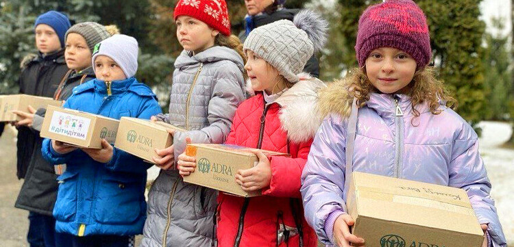 Ukrainische Kinder mit Hilfspaketen von ADRA Ukrainische Kinder mit Hilfspaketen von ADRA