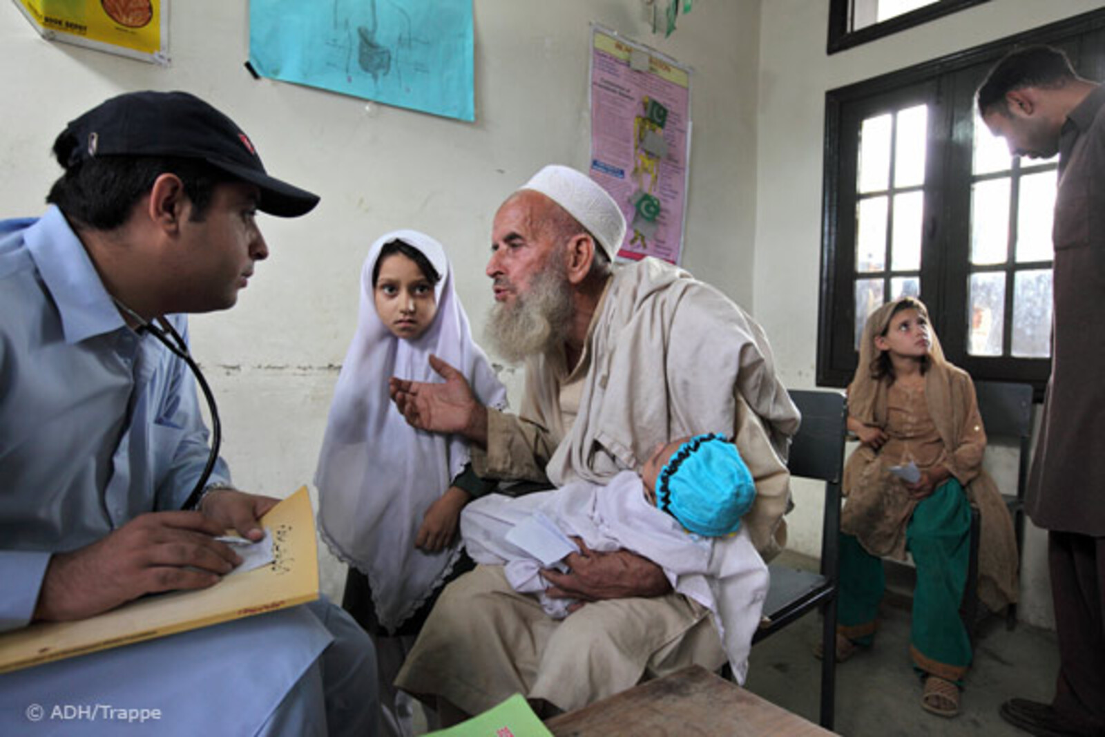 025pakistan-trappe-klink9 Flut Pakistan: Pakistan, Swat, Kokari - Malteser Hilfsprojekt in einer Schule.