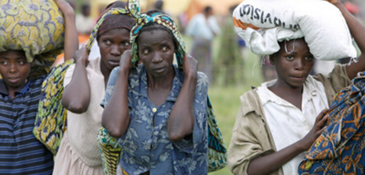 Kongo: 3 Frauen mit schweren Lasten