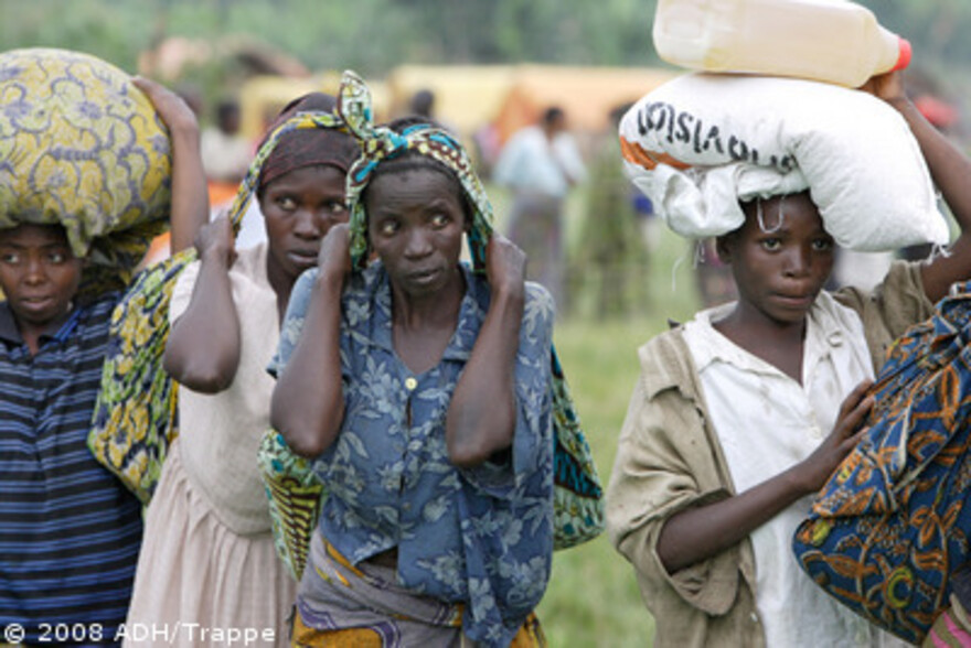 Kongo: 3 Frauen mit schweren Lasten
