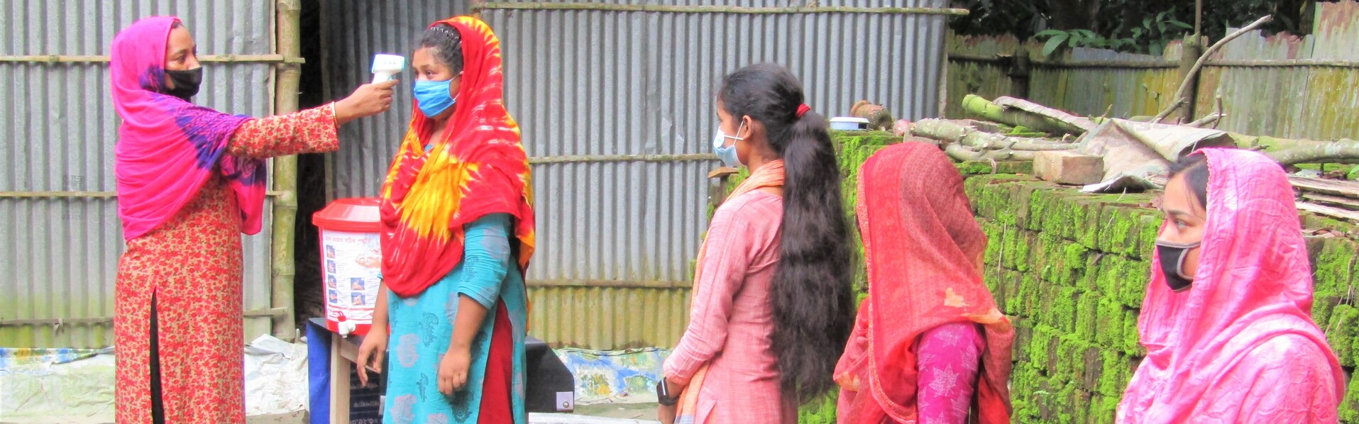 Corona-Prävention in Bangladesch: Temperaturmessungen bei mehreren Frauen 