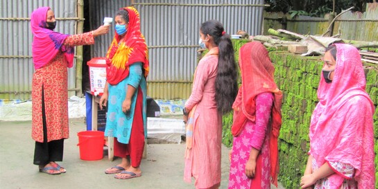 Corona-Prävention in Bangladesch: Temperaturmessungen bei mehreren Frauen 