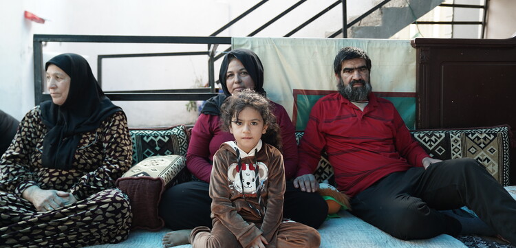 Eine syrische Familie im Erdbebengebiet in der Türkei
