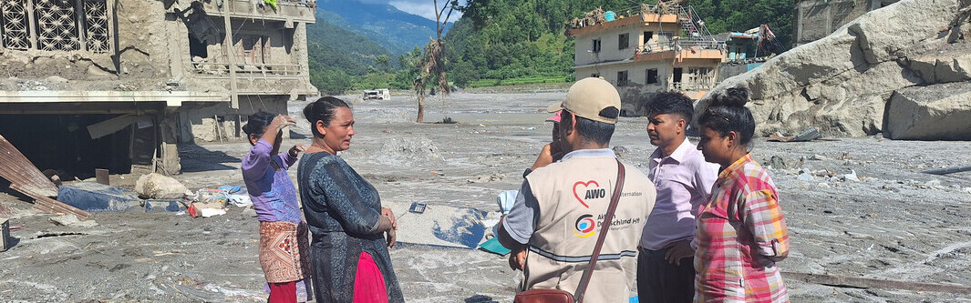 Helfer von AWO International sprechen mit Betroffenen der Sturzflut in Nepal Helfer von AWO International sprechen mit Betroffenen der Sturzflut in Nepal