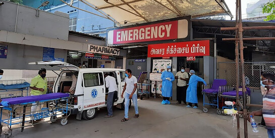 Pflegekräfte vor einem Krankenhaus in Indien