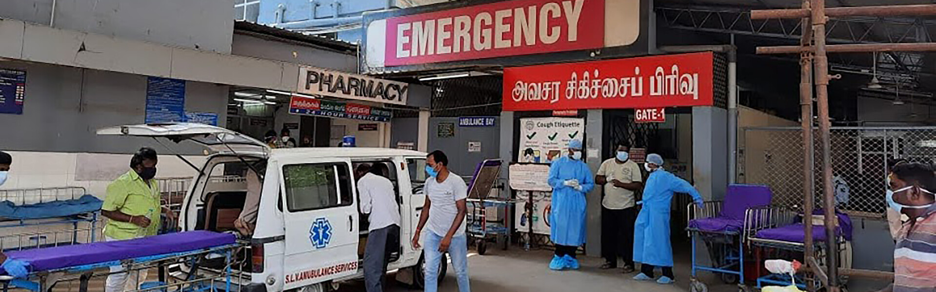 Pflegekräfte vor einem Krankenhaus in Indien