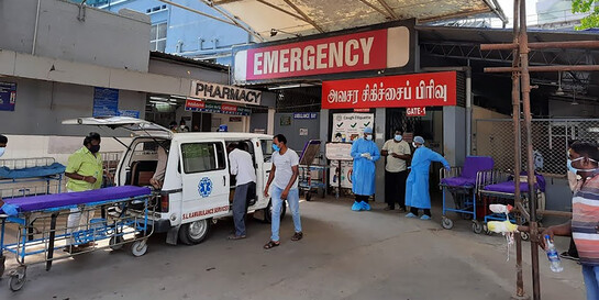 Pflegekräfte vor einem Krankenhaus in Indien