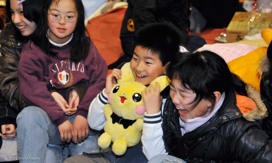 010-kinder-lachen Diese Kinder finden trotz der großen Not Gründe zum Lachen.