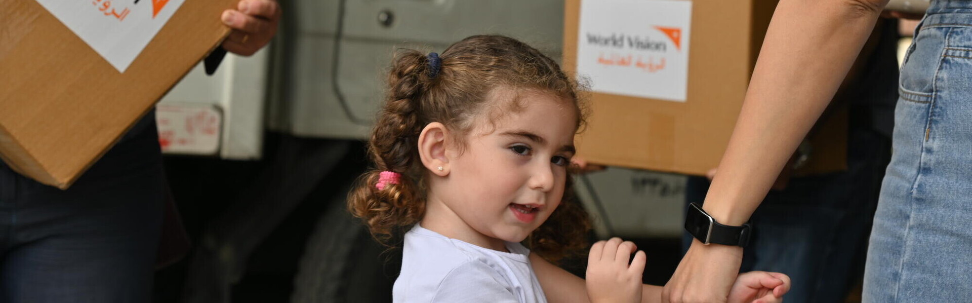 Mädchen im Libanon, wo Hilfsorganisation World Vision Hilfsgüter verteilt