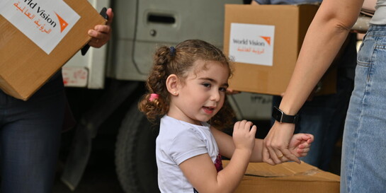 Mädchen im Libanon, Hilfsorganisation World Vision verteilt Hilfsgüter