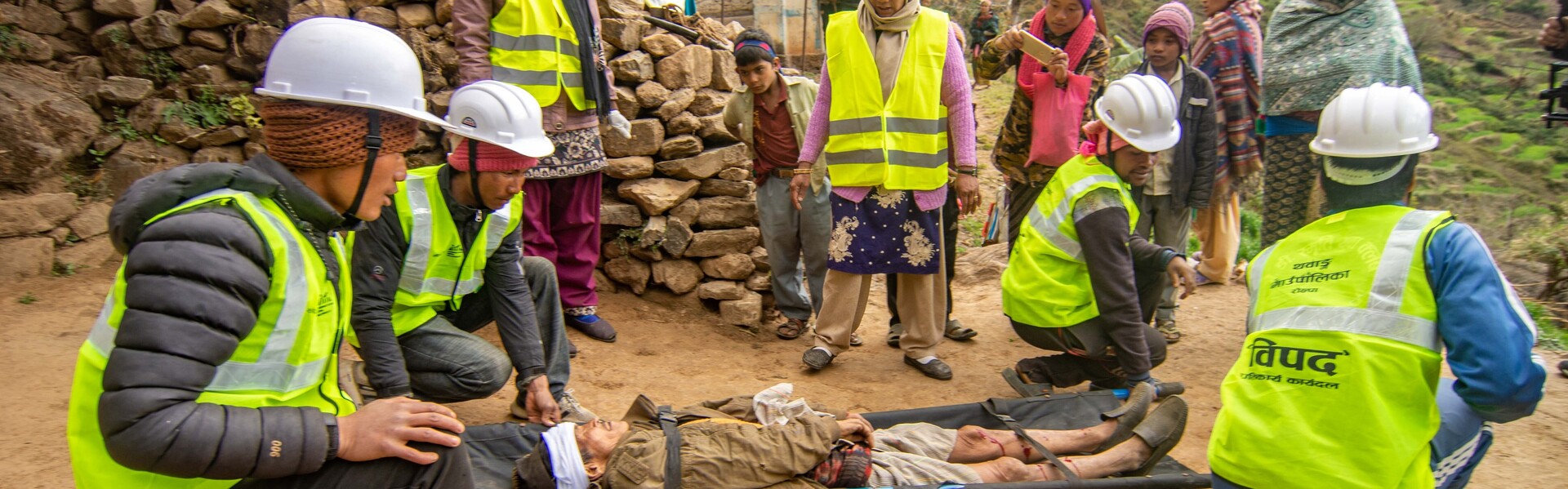 Helfer bei einem Hilfsprojekt zur Katastrophenvorsorge in Nepal