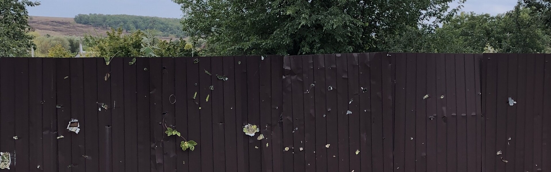 Einschusslöcher auf einem Zaun im ostukrainischen Krasnohorivka