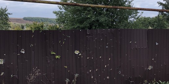 Einschusslöcher auf einem Zaun im ostukrainischen Krasnohorivka