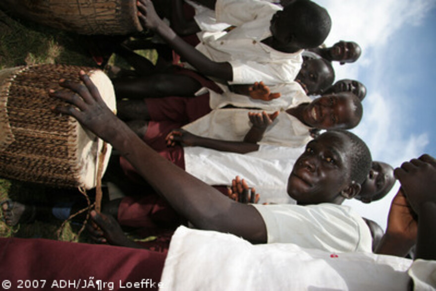 Flut Afrika: Junge mit Trommel