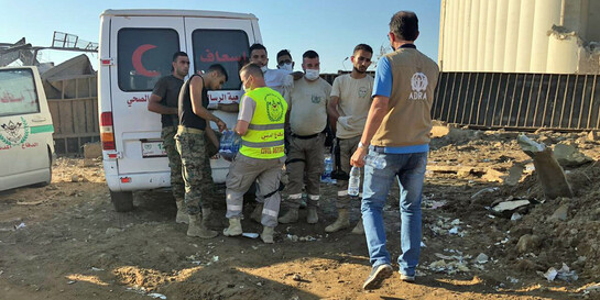Helfer von ADRA Libanon verteilen Trinkwasser im Krisengebiet