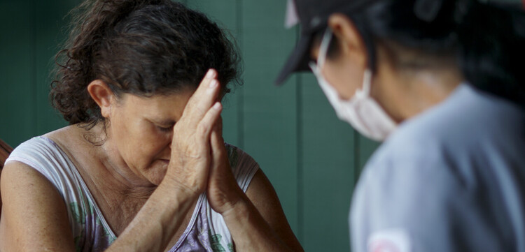 Die Patientin Lourdes bedankt sich bei einer Ärztin für ihren Hausbesuch Die Patientin Lourdes bedankt sich bei einer Ärztin für ihren Hausbesuch