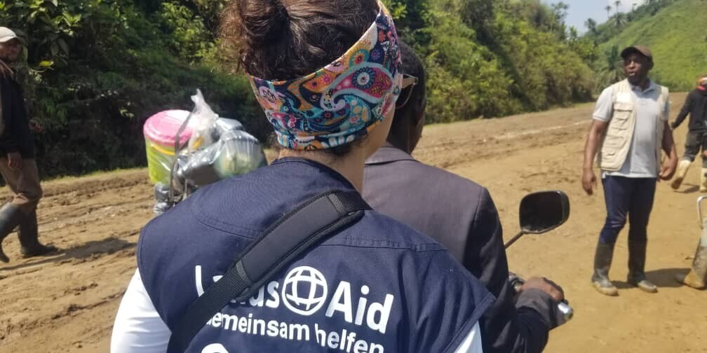 Nur mit dem Nötigsten ausgestattet waren Stefani Rackes da Silva und das CHAHI-Team abwechselnd mit Moped und Auto unterwegs: von Kiomvu nach Bukavu – um von dort weiter nach Ruanda zu gelangen
