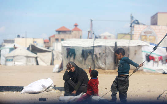 Geflüchte Famiie in einem Zeltlager im Gaza-Streifen